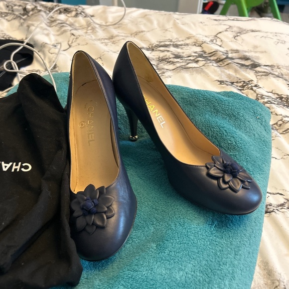Chanel Navy heels with flower - Picture 1 of 2
